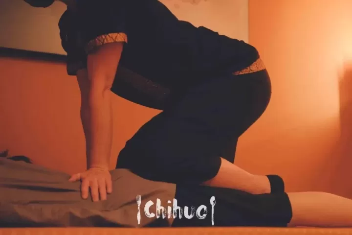 Video Demonstration of Foreigner Experiencing Grasping Dragon Tendon Service