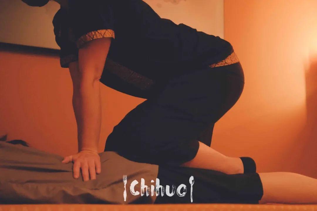 老外体验抓龙筋服务视频展示