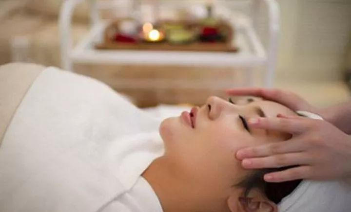 SOQI头疗能够激活毛囊细胞改善睡眠质量不但防止掉发还能生发